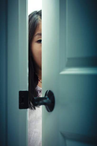 peeking-behind-a-door.jpg.5c80d8a57c4458f61dcfe11a20024694.jpg
